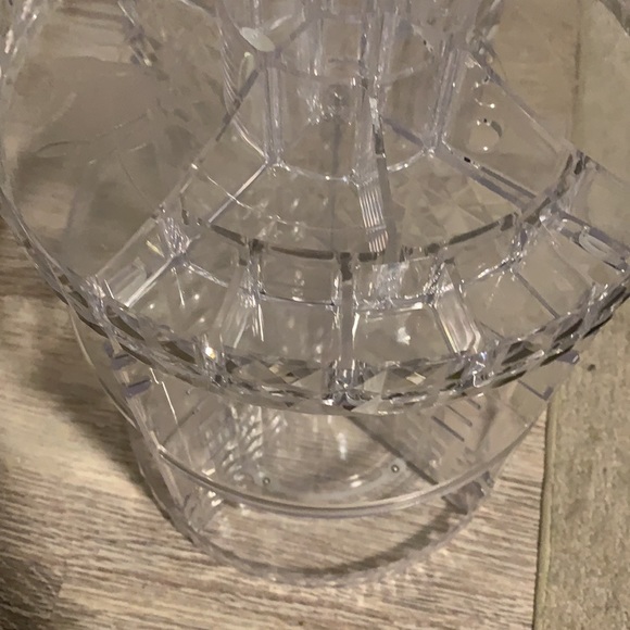Beautiful clear toiletries/makeup spinning tower - Picture 5 of 6